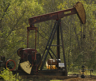 Drill rig in east Texas.  Photo by Ray Bodden, Flickr CC.